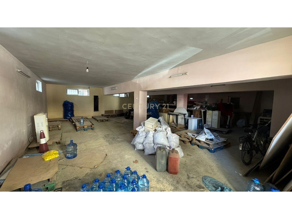 Jepet me qira magazinë 200 m²  ideale për biznes ose depozim!