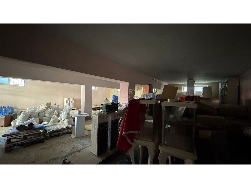 Jepet me qira magazinë 200 m²  ideale për biznes ose depozim!