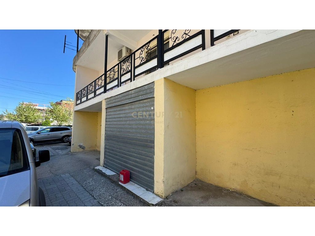 Jepet me qira magazinë 200 m²  ideale për biznes ose depozim!