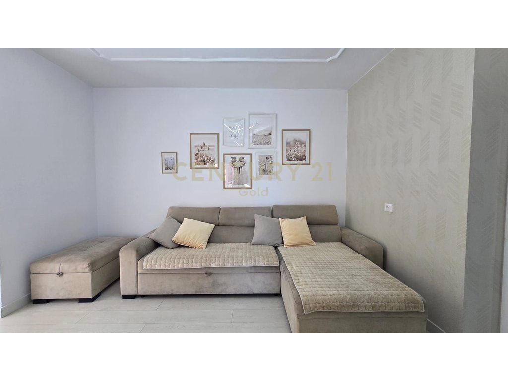 Jepet me qera Apartament 2+1 tek Selvia !