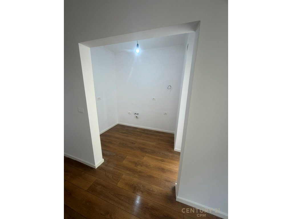 APARTAMENT 1+1 PER SHITJE TEK UET, PORCELAN!