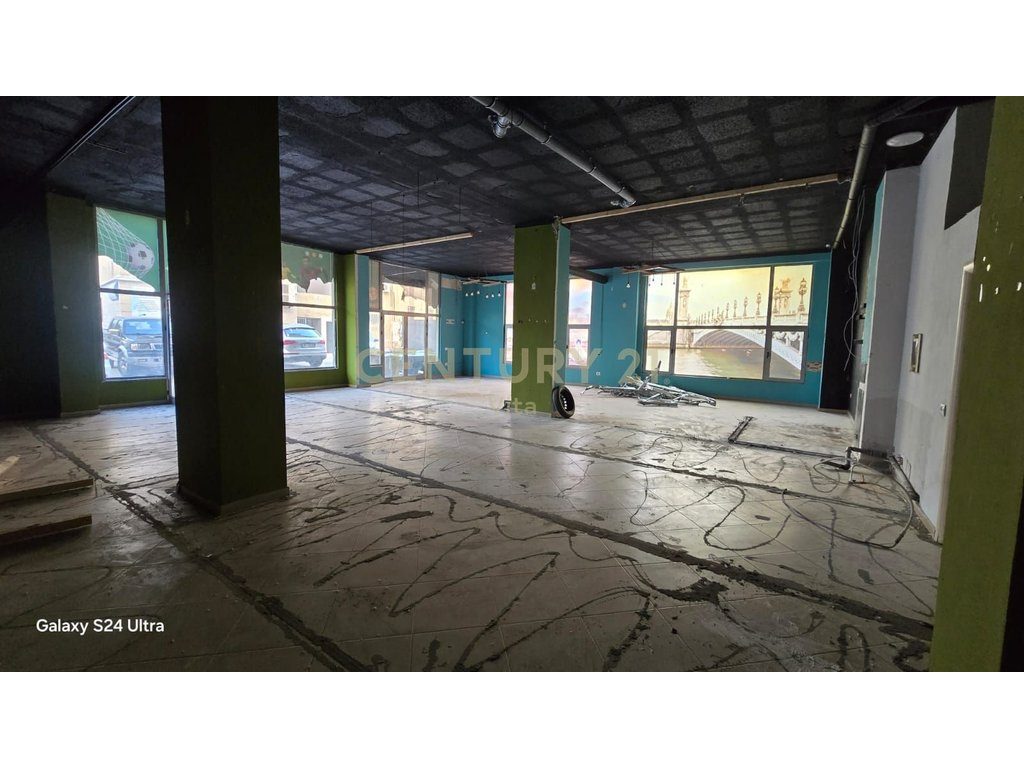 Ambient 170m2 me Qira në Durrës !