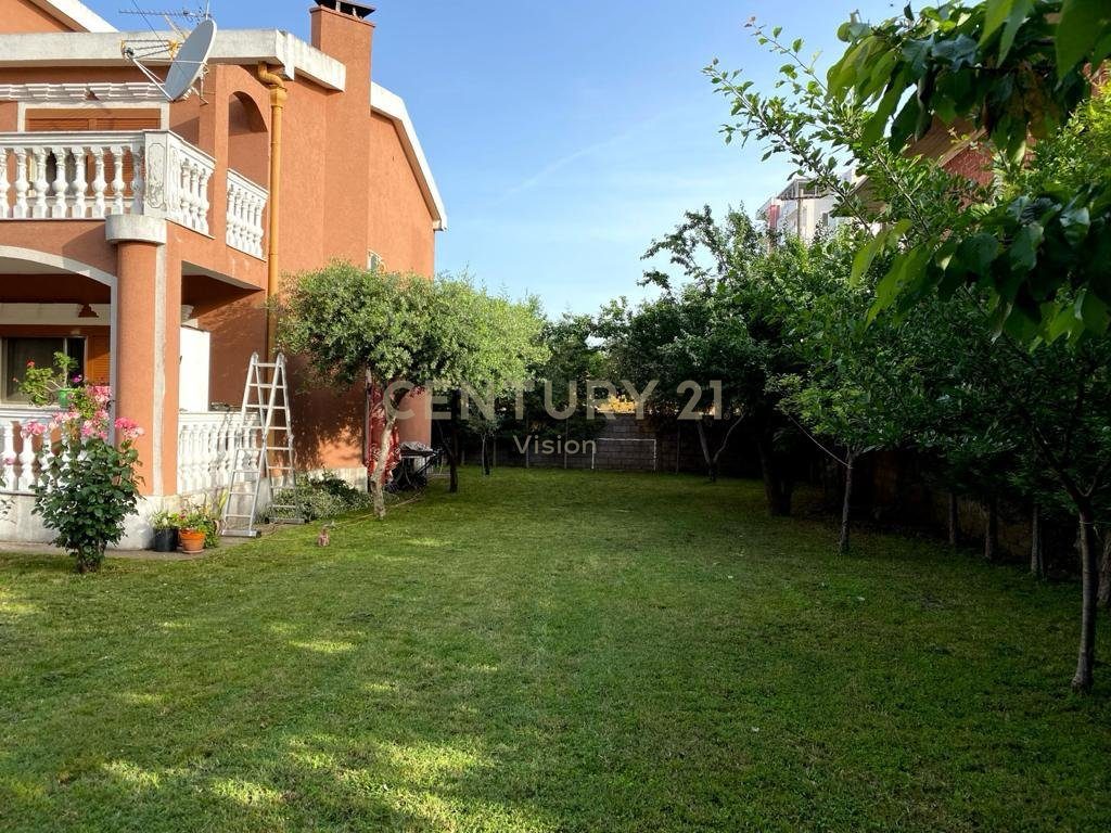 Shtëpi 3-kateshe + toke Për Shitje afer kopshtit Tom Alimhilli , Shkodër  | 579.5 m²