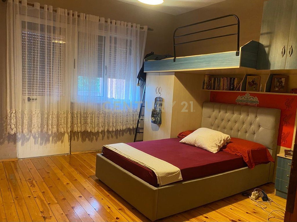 Shtëpi 3-kateshe + toke Për Shitje afer kopshtit Tom Alimhilli , Shkodër  | 579.5 m²