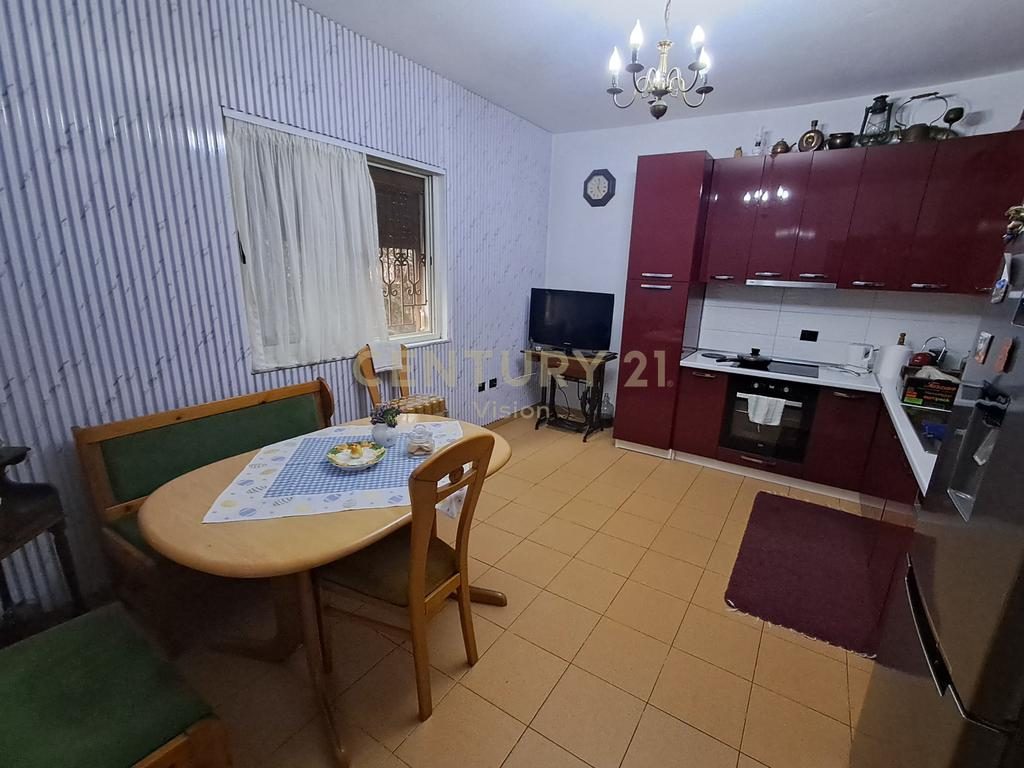 Shtëpi 3-kateshe + toke Për Shitje afer kopshtit Tom Alimhilli , Shkodër  | 579.5 m²