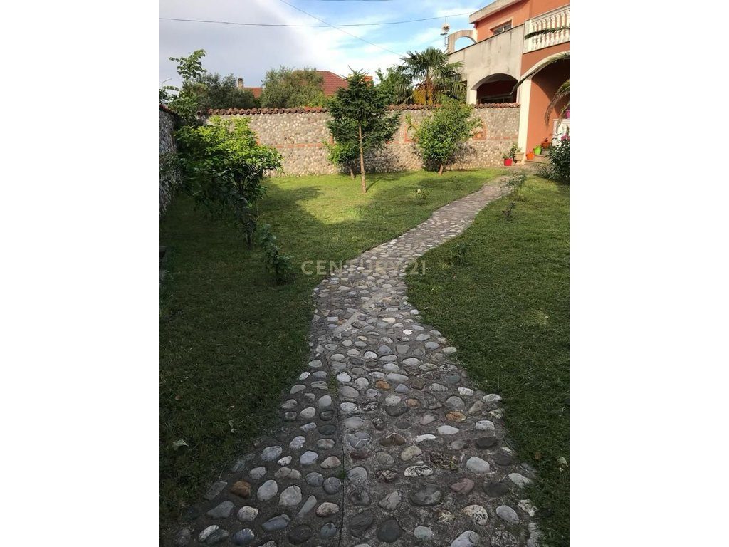 Shtëpi 3-kateshe + toke Për Shitje afer kopshtit Tom Alimhilli , Shkodër  | 579.5 m²