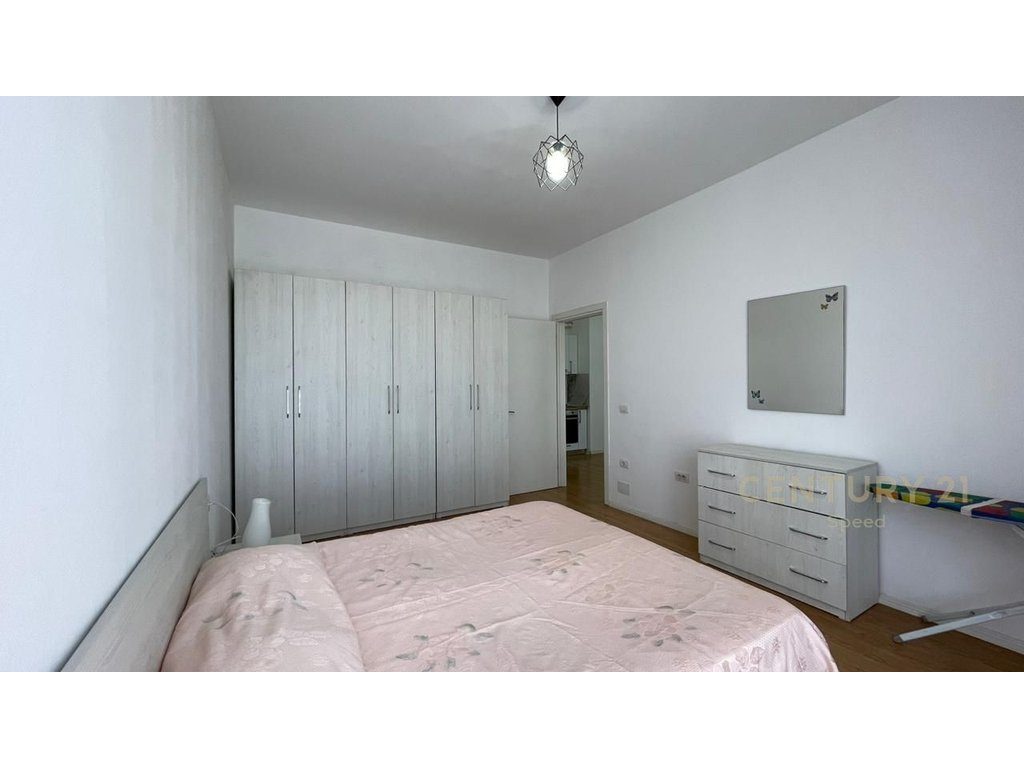 Apartament 1+1 me qira në Rrugën 5 Maji me post parkimi!