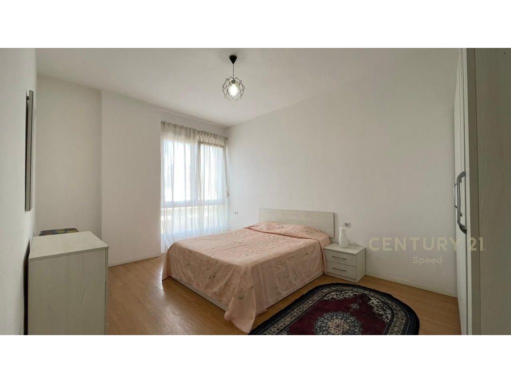 Apartament 1+1 me qira në Rrugën 5 Maji me post parkimi!