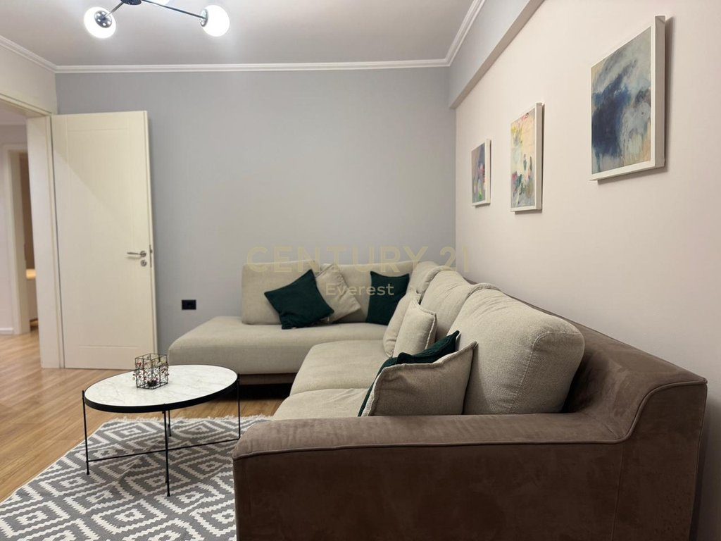 RRUGA E DURRESIT, APARTAMENT 2+1 ME QIRA!