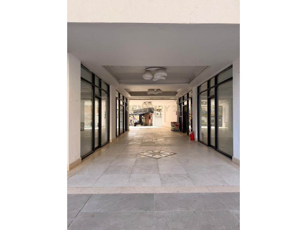 Shitet Njesi Biznesi shume prane Sheshit Skënderbej (Qendër), Rruga Mine Peza  - 211,200€ | 38.4 m²