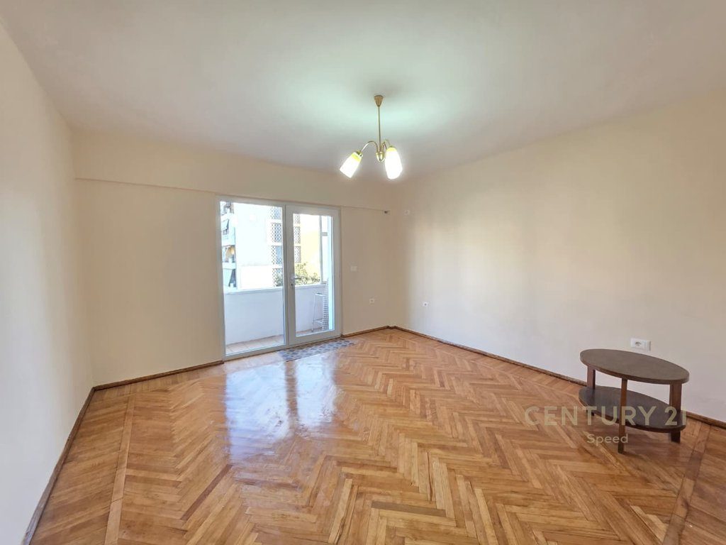 Apartament me qira i përshtatshëm për zyra tek Pazari i Ri!