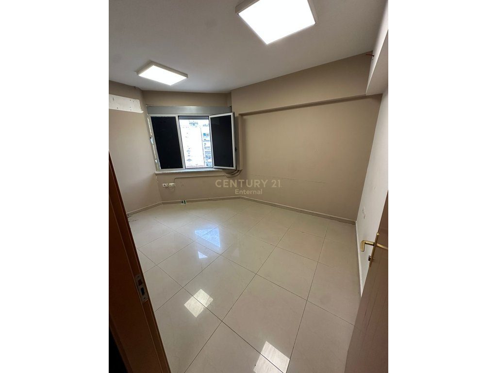 Kompleksi Halili - Jepet Me Qera 300m2 Ambjent Komercial