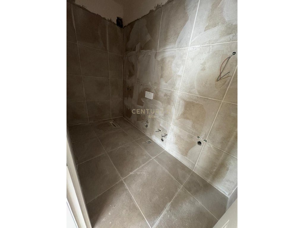 Shitet apartament 2+1 tek rezidenca Liburna Golem !