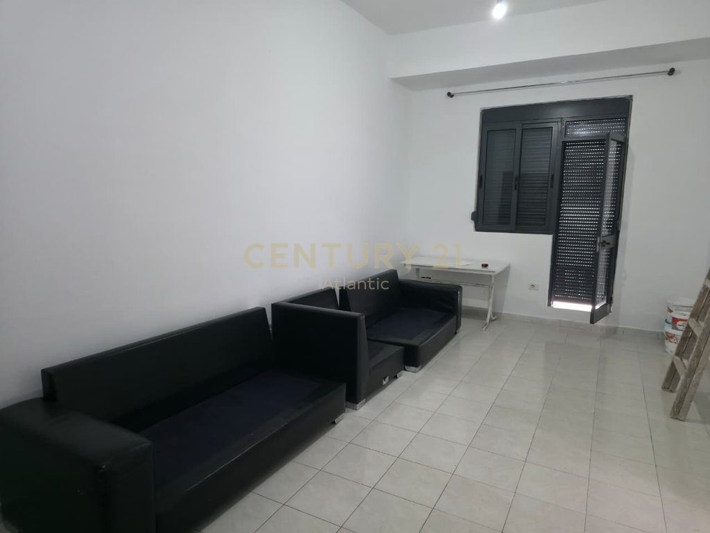 Apartament 2+1 për qira në Plazh, Stacioni i Parë – Durrës