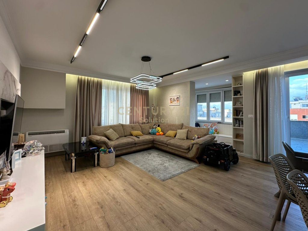 APARTAMENT 3+1+2+ VERANDE PER SHITJE PRANE VILES L !