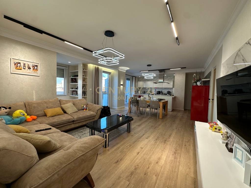 APARTAMENT 3+1+2+ VERANDE PER SHITJE PRANE VILES L !