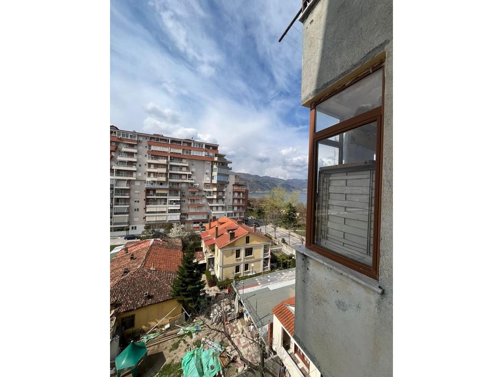 APARTAMENT 2+1 PËR SHITJE NË POGRADEC – PRANË STADIUMIT, ME PAMJE NGA LIQENI DHE KALAJA !!
