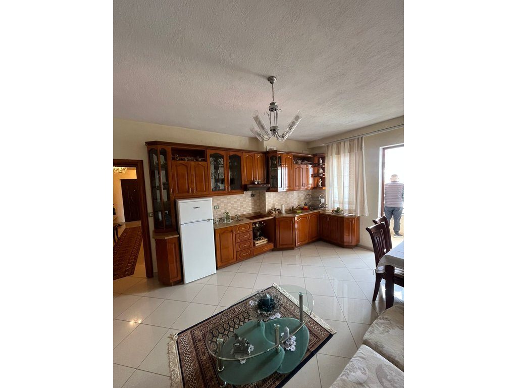 APARTAMENT 2+1 PËR SHITJE NË POGRADEC – PRANË STADIUMIT, ME PAMJE NGA LIQENI DHE KALAJA !!
