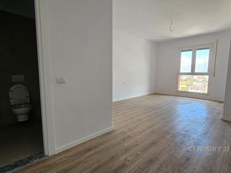 APARTAMENT 2+1 +2 POSTE PARKIMI PER QIRA! PASKUQAN! 60.000 LEKE