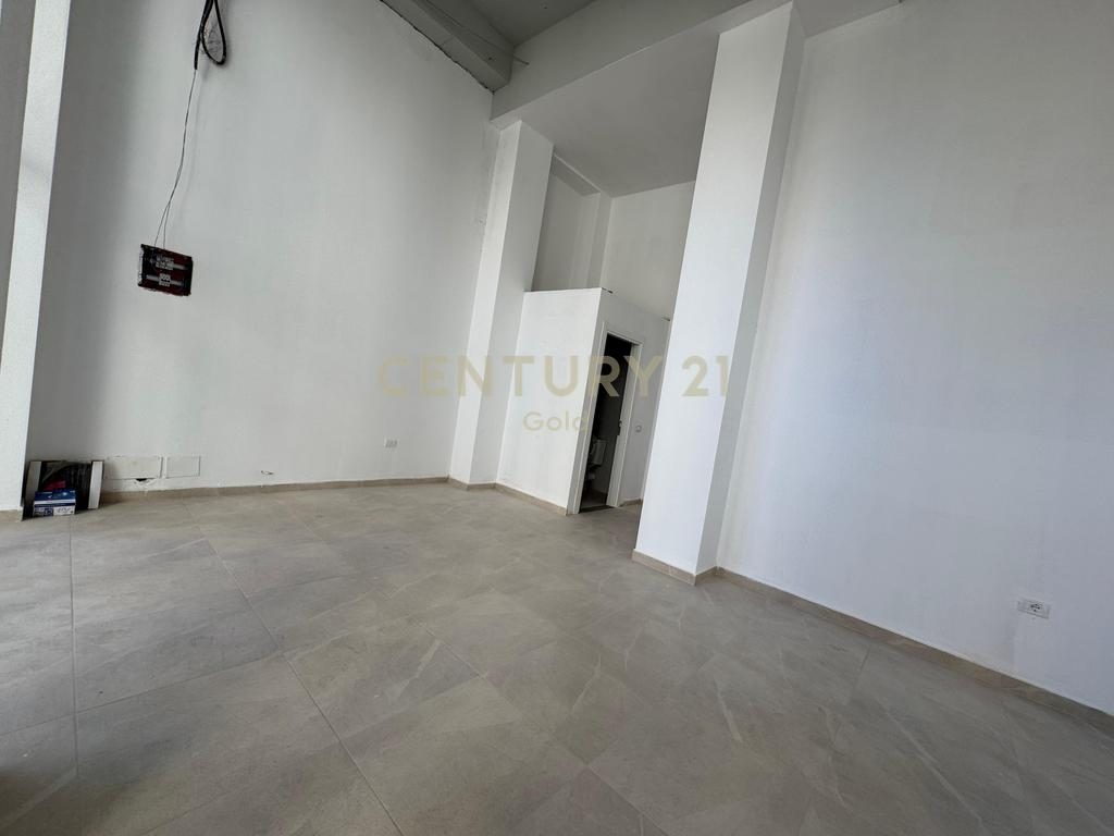 Jepet Ambient Komercial Per Qira prane Shkolles se Kuqe !