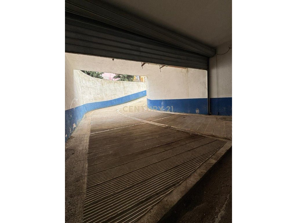 Hapësirë parkimi/magazinimi me qira në Kombinat, Tiranë - 1200€ | 623 m²