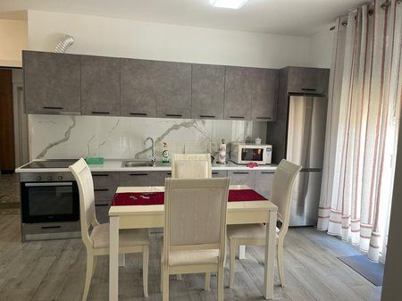 Apartament 2+1+2 Ne Rrugen 5 Maji per Qira.