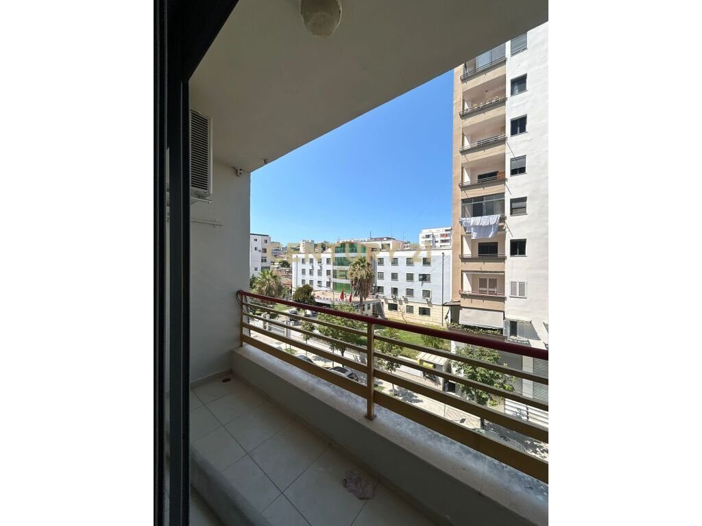 APARTAMENT 2+1 PER QIRA ,TEK DREJTORIA E POLICISE DURRES!