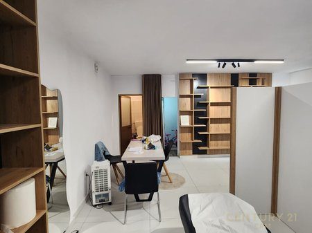 33.03 m2 SIPERFAQE TREGTARE PËR SHITJE NË ZONËN E FRESKUT.