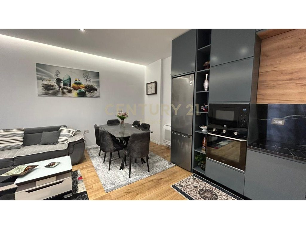 JEPET APARTAMENT ME QERA 2+1+DEPO NE QENDER TE DURRESIT  !