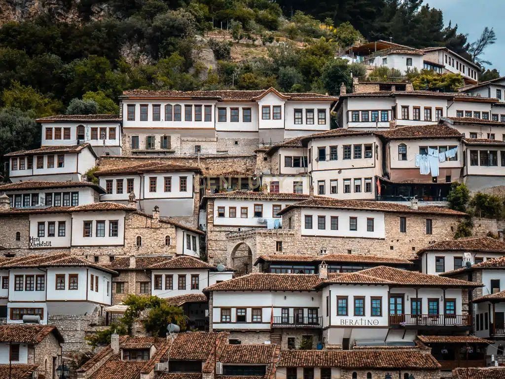 HOTEL NË SHITJE NË BERAT – BIZNES AKTIV ME POTENCIAL TË LARTË INVESTIMI / ÇMIM OKAZION