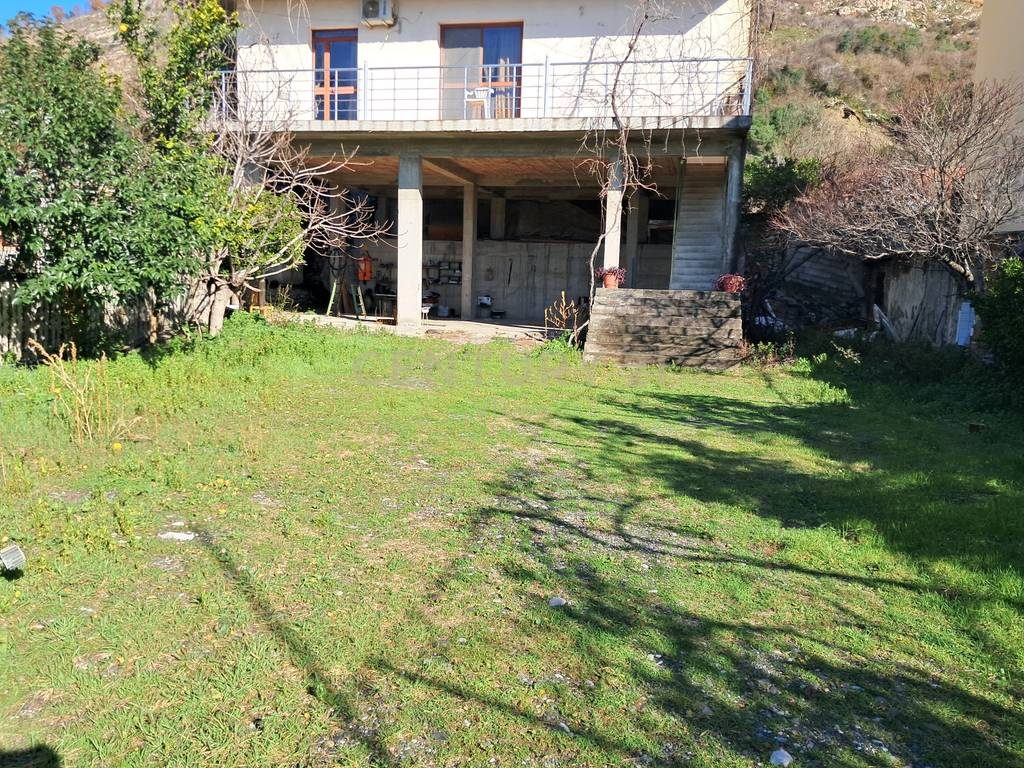 Shtepi private 4-kateshe + 500 m2 toke per shitje, Shengjin