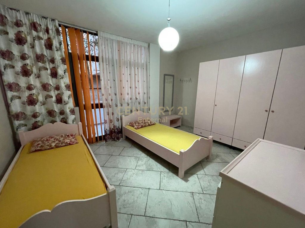 Shkolla e kuqe - Jepet 2+1 + 2 Parkime Kati 1 I Nje Vile