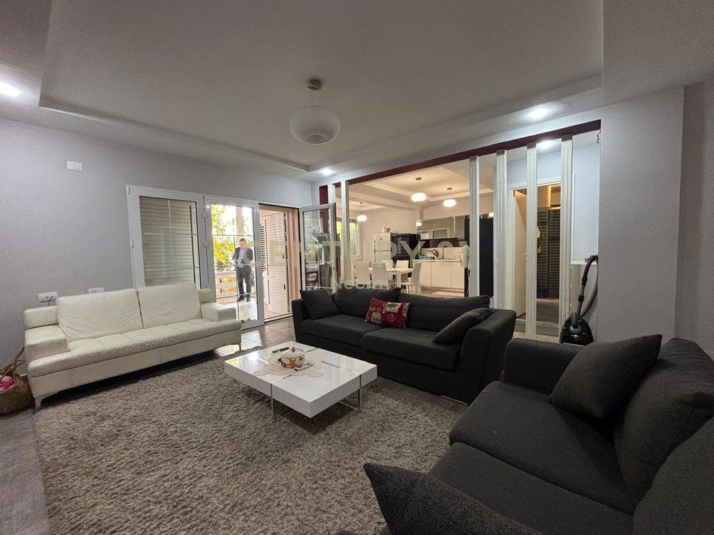APARTAMENT 4+1 ME OBORR PER SHITJE TEK LURA 1 NE GJIRIN E LALZIT