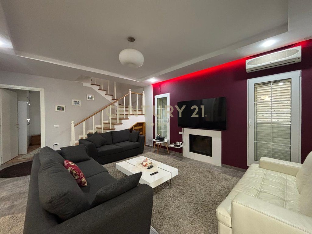 APARTAMENT 4+1 ME OBORR PER SHITJE TEK LURA 1 NE GJIRIN E LALZIT