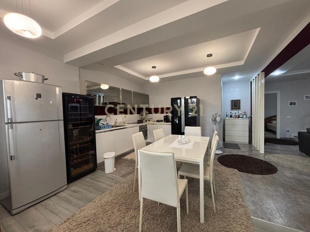 APARTAMENT 4+1 ME OBORR PER SHITJE TEK LURA 1 NE GJIRIN E LALZIT