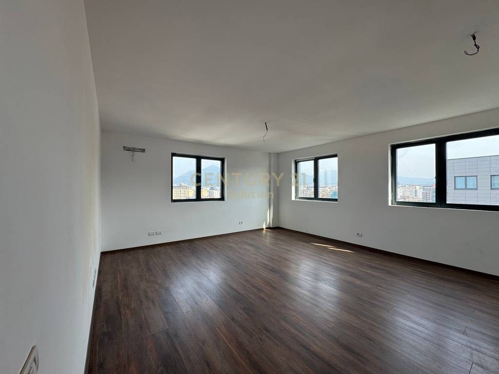 JAPIM ME QIRA APARTAMENT 3+1 NE UNAZE TE RE!