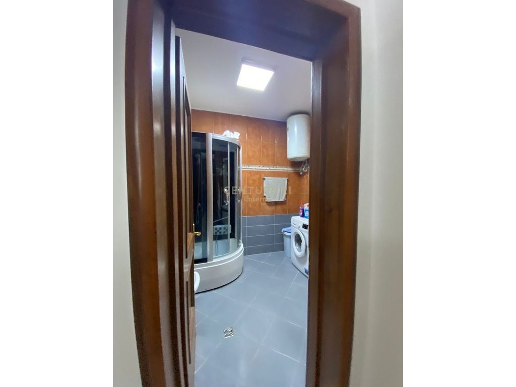 Apartament 1+1 Me Qira në Ish Blloku, Tiranë