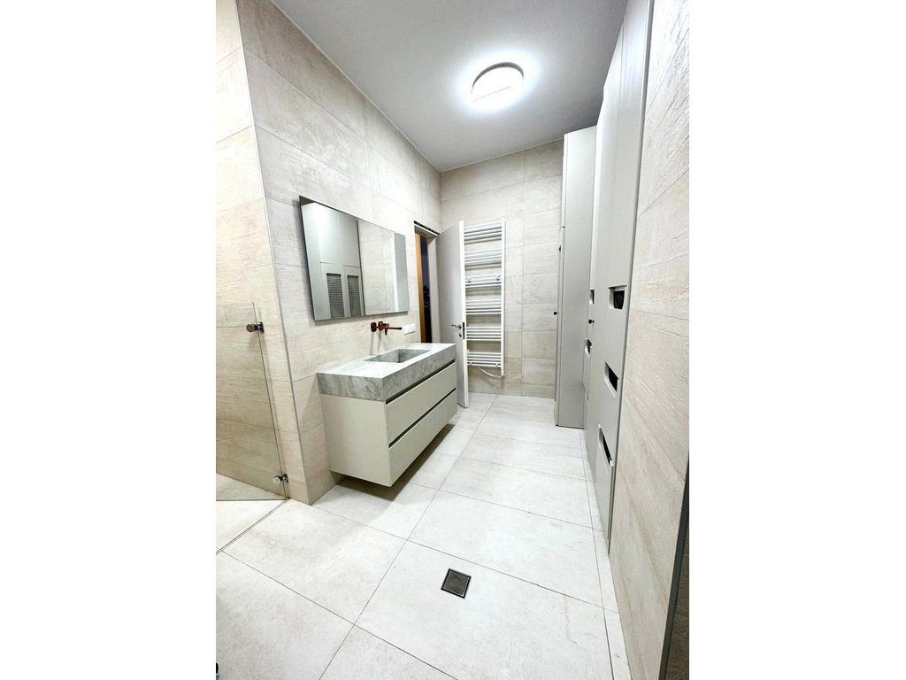 Shitet Apartament super modern në Komunën e Parisit!