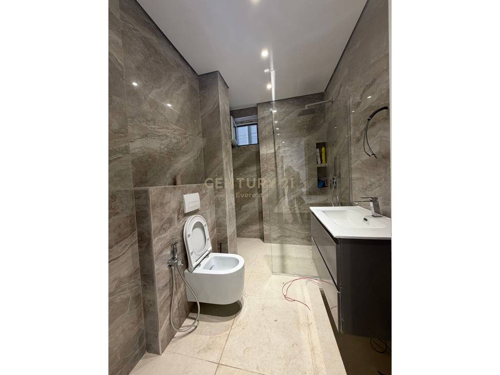 21 Dhjetori, Shesim Apartament 1+1!