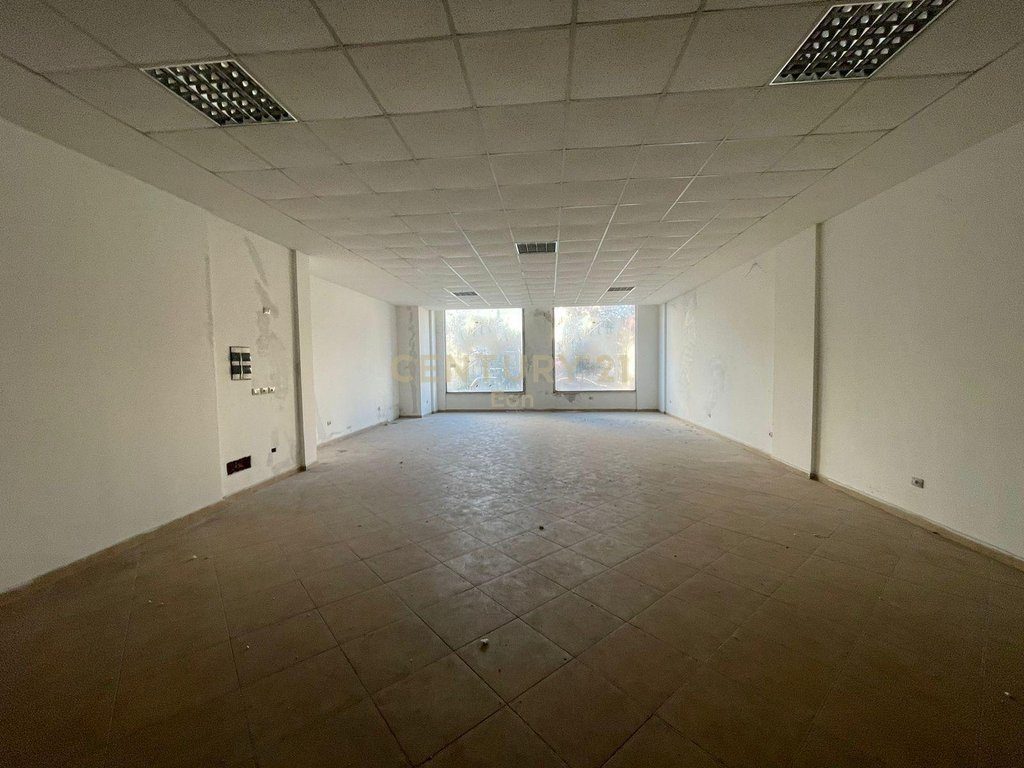 Ambient Komercial për Qira në Plazh Stacioni i parë, Durrës !