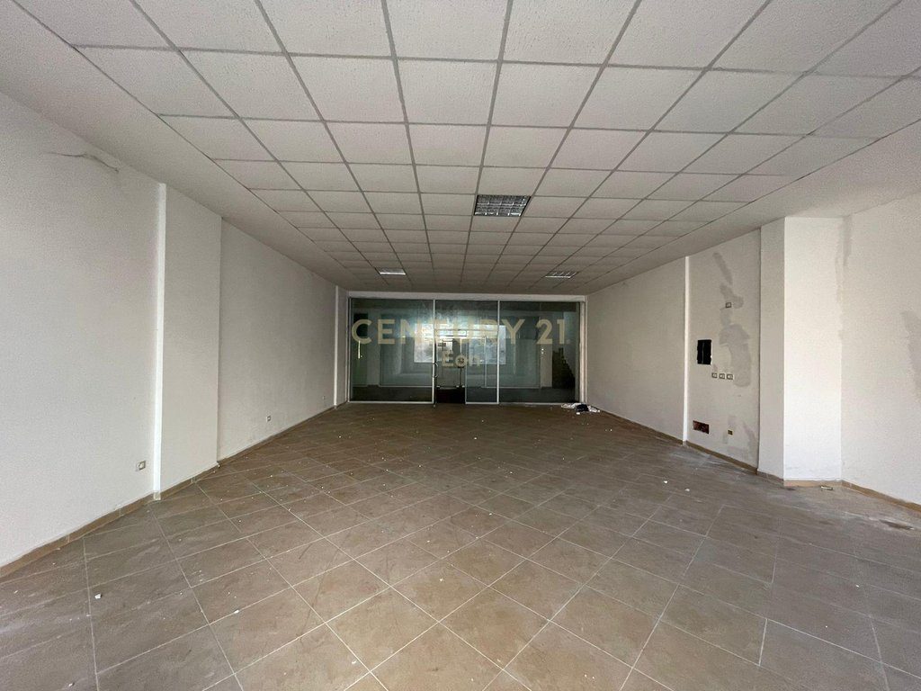 Ambient Komercial për Qira në Plazh Stacioni i parë, Durrës !