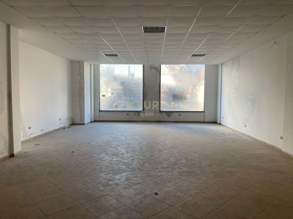 Ambient Komercial për Qira në Plazh Stacioni i parë, Durrës !