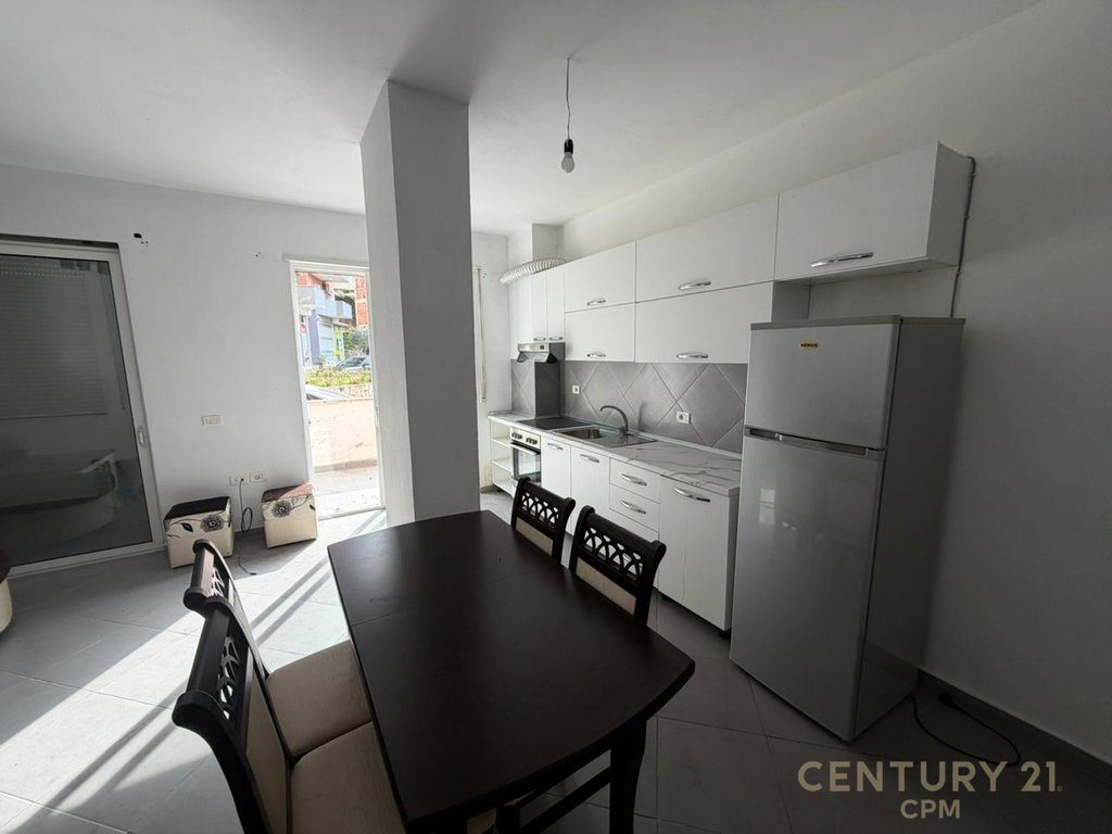 Apartament 2+1+2 në shitje pranë Kopshti Botanik i Tiranës dhe Xhamia e Kopshtit Botanik