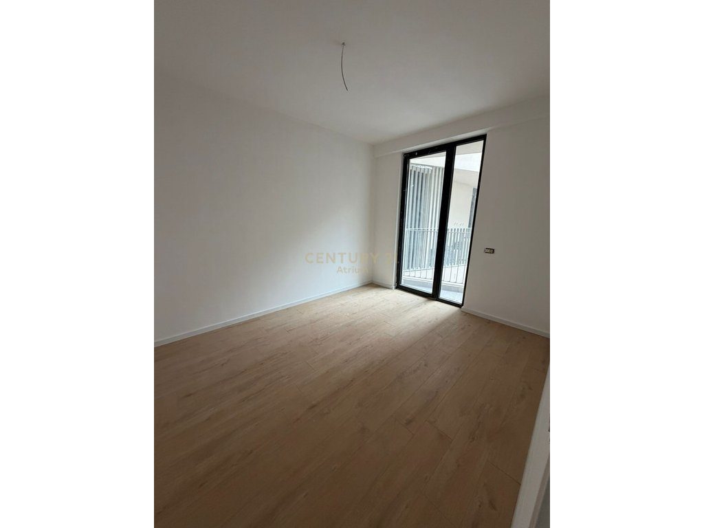 JAPIM APARTAMENT 3+1 ME POST PARKIMI ME QIRA TEK MINE PEZA!