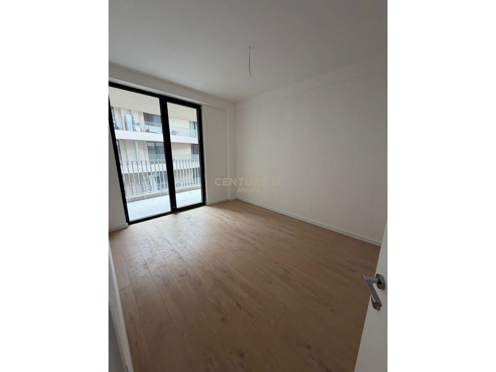 JAPIM APARTAMENT 3+1 ME POST PARKIMI ME QIRA TEK MINE PEZA!