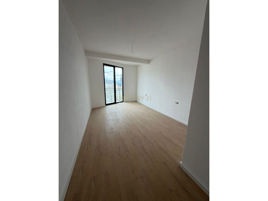 JAPIM APARTAMENT 3+1 ME POST PARKIMI ME QIRA TEK MINE PEZA!