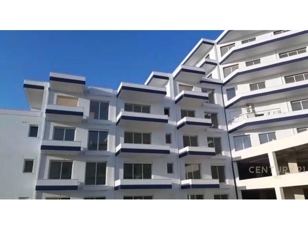 Apartament 2+1 me verande per shitje tek Uji i Ftohte