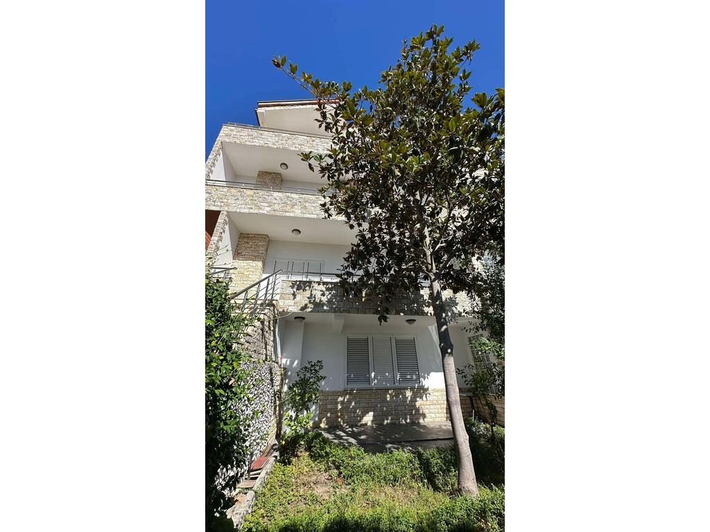 Godinë 4-katëshe për shitje për banim ose biznes!