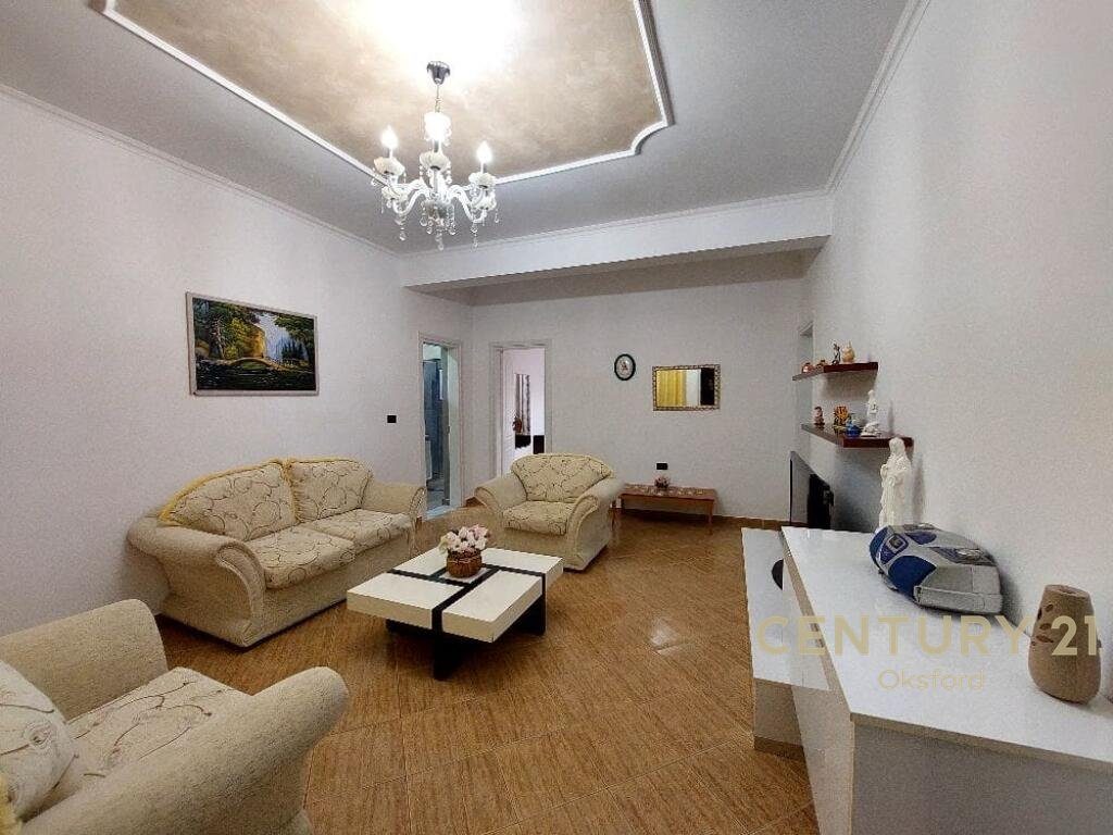 Jepet me qira kati i parë i një vile 3-katëshe pranë stadiumit, Vlorë.