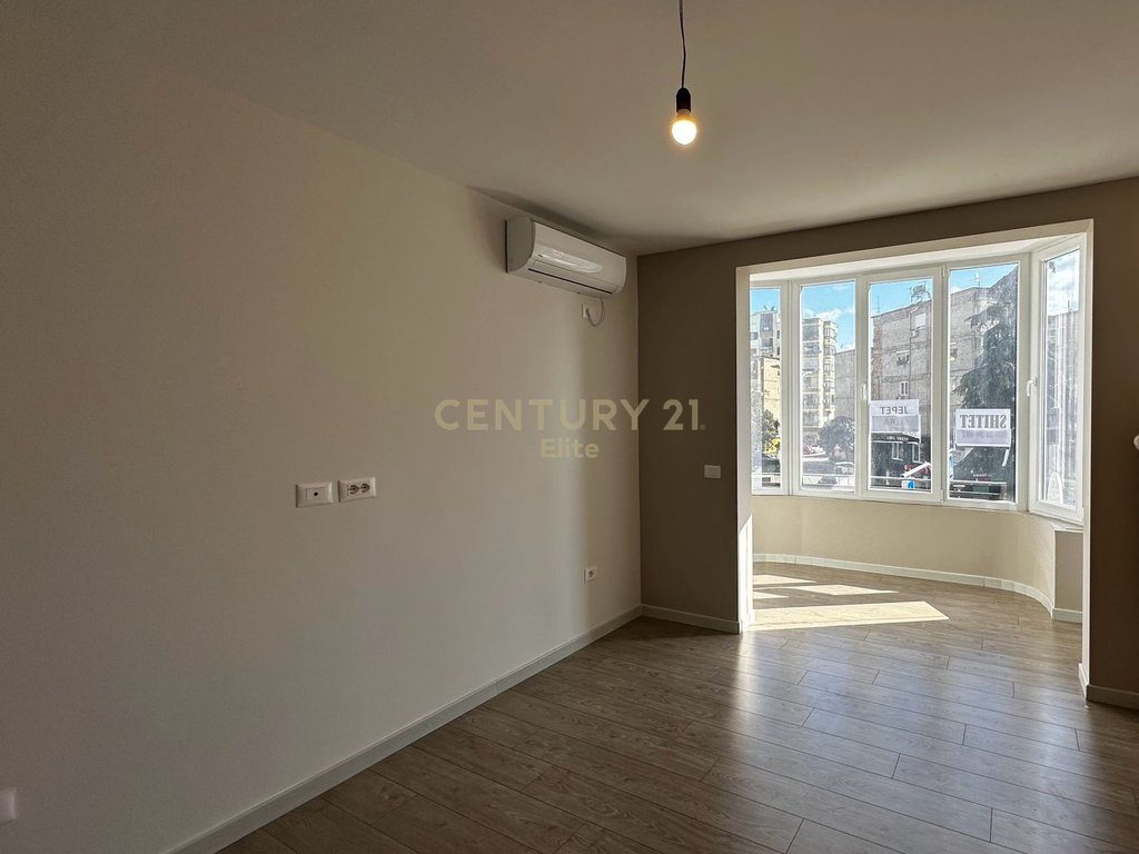 Shitet apartament 2+1 dhe garsoniere prane Ring Center